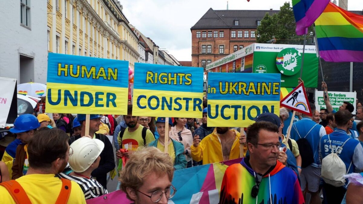 Aus der Ukraine mit Liebe: украинские активисты и активистки прошлись колонной в составе Мюнхен прайда-2019