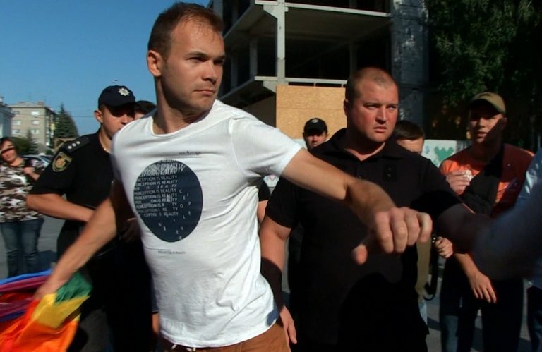 Акция в Житомире: противники ЛГБТ подрались со сторонниками и полицейскими