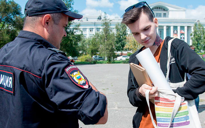 Полиция задержала участников ЛГБТ-пикета в Волгограде за “гомопропаганду”