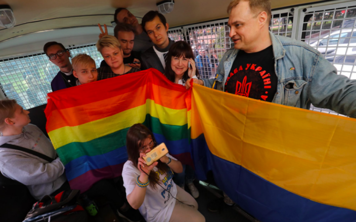 ЛГБТ-акция в Петербурге превратилась в пикет в автозаке