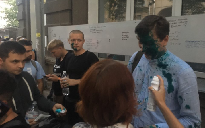 На лекцию ЛГБТ- активистов в Харькове пришли радикально-настроенные парни