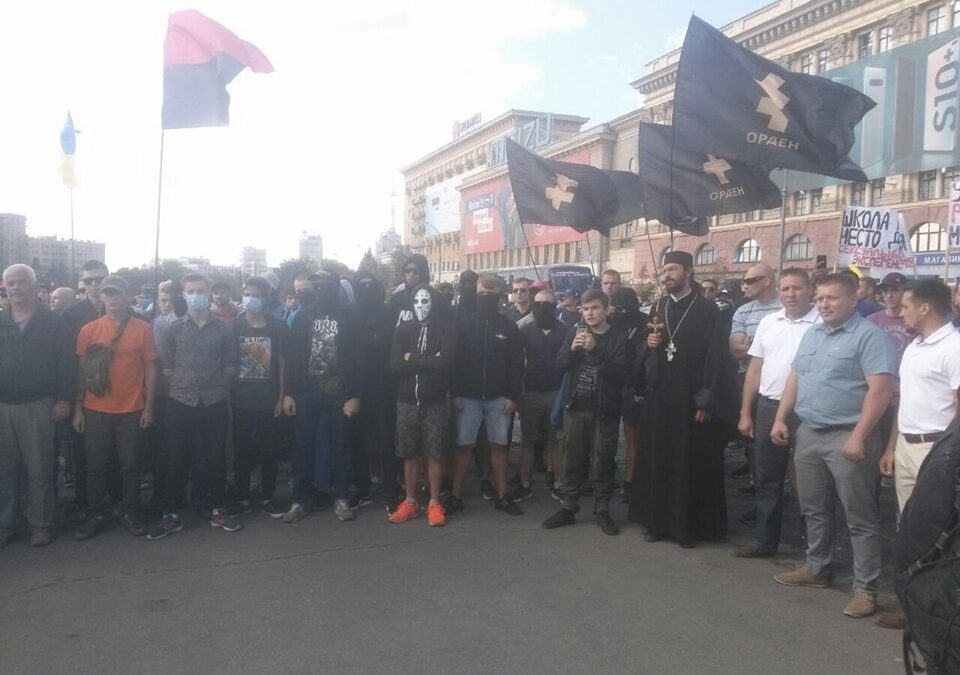 Два человека с простудой, еще несколько – со светобоязнью и батюшка с крестом: националисты веселят харьковчан