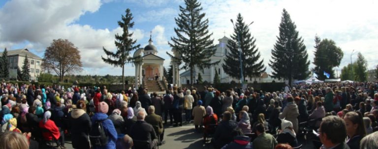 На Виннитчине более 3 тыс. католиков прошли крестным ходом за “традиционные семейные ценности”