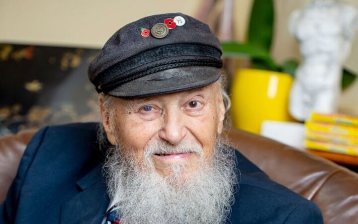 92-летний герой Второй мировой войны из Британии сыграл свадьбу с мужчиной