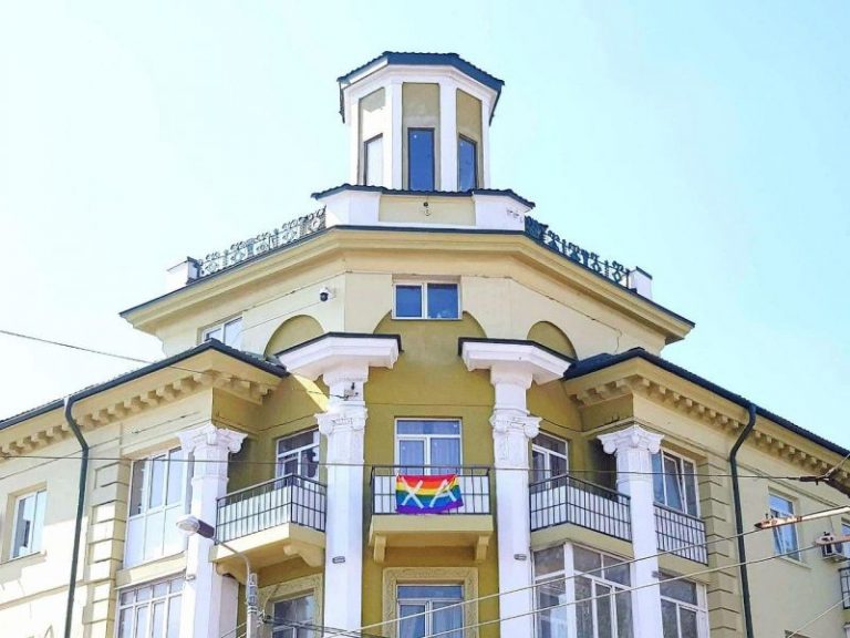 В центре Мариуполя вывесили флаг ЛГБТ