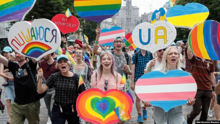 Согласно исследованию, в Украине и России одинаково относятся к ЛГБТ. Что говорят украинские ЛГБТ?