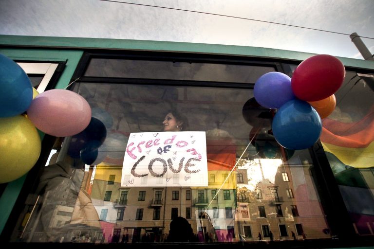 «Я была против гей-прайда, а теперь сожалею об этом». Журналистка о личном опыте преодоления страха и принятии.