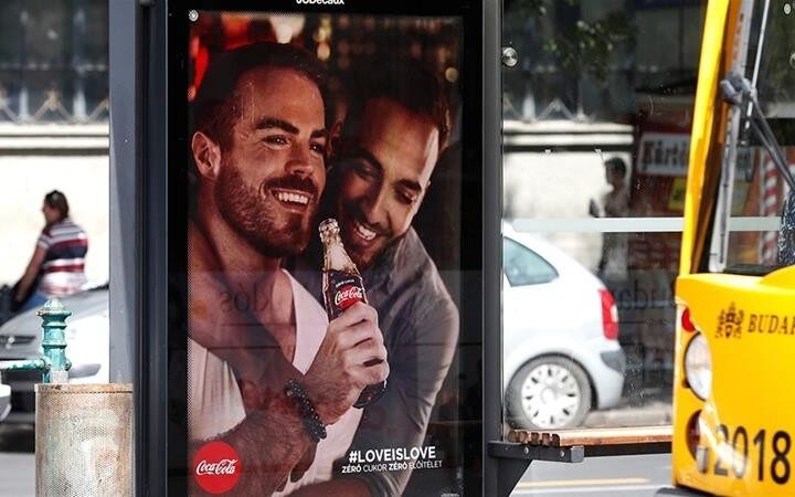 В Венгрии оштрафовали Coca-Cola за рекламу с однополыми парами