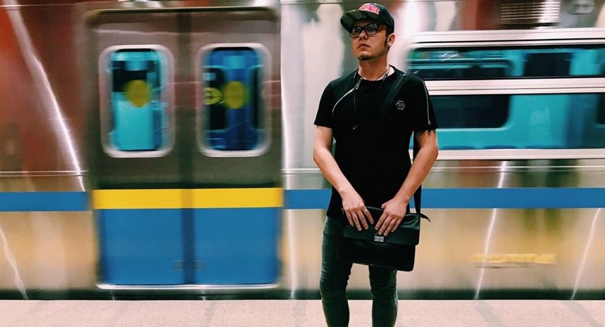 «На меня нападали 4 раза». Казахстанский фотограф-гей рассказал о нападках гомофобов, депрессии и первой любви