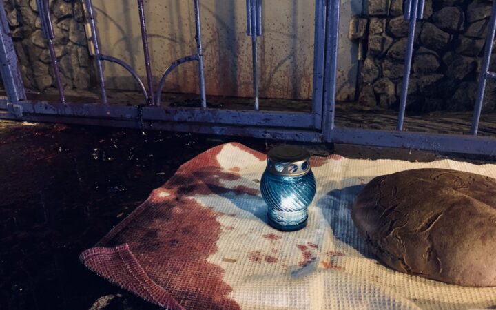 В Харькове ультраправые принесли в комьюнити-центр для ЛГБТ окровавленный хлеб