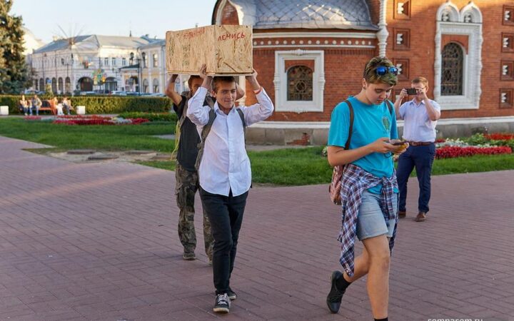 На ЛГБТ-активистку из Ярославля составили протокол за акцию против гомофобии в семьях