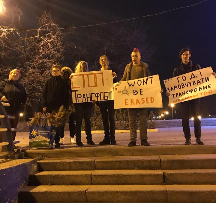 Херсонские ЛГБТ запустили по Днепру плотики со свечами