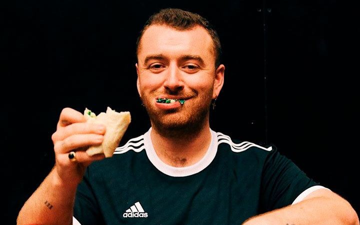 Бодипозитив – в жизнь! Сэм Смит поздравил фанатов волосатой грудью