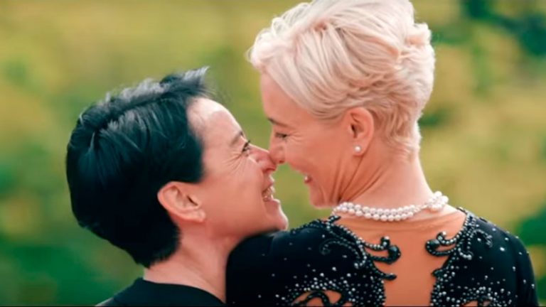 Эд Ширан показал однополые пары в видео на композицию “Put It All On Me”