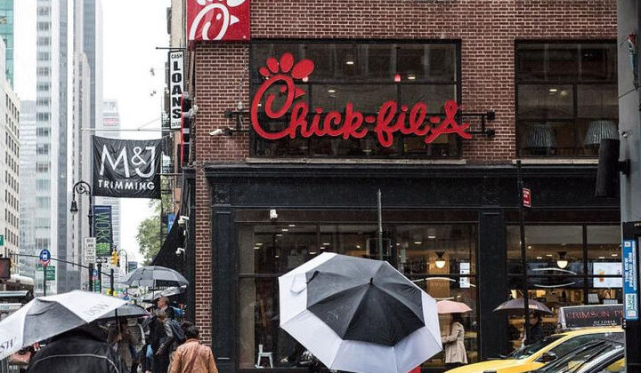 Одна из крупнейших ресторанных сетей быстрого питания в США Chick-fil-A перестала поддерживать христианские проекты