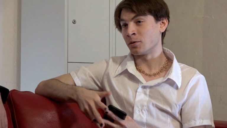 Поговорить с геями взялся Российский ЛГБТ-активист Никита Томилов в ожидании решения об убежище в Германии