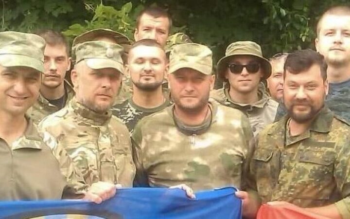 Ярош заявил, что никогда не видел на фронте геев. Ему показали фото, где он стоит с одним из них