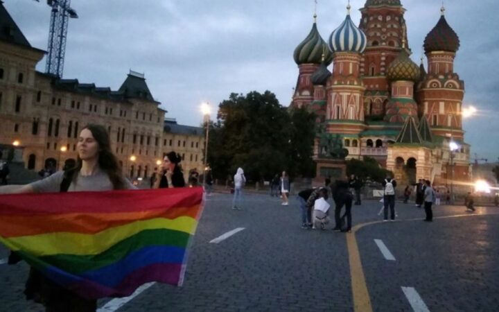 На блогера, мечтающего расстрелять всех геев, не стали заводить дело