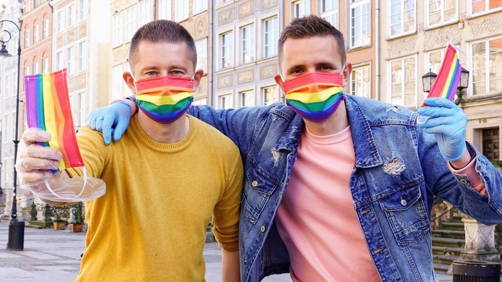 Радужные маски — вклад в борьбу с пандемией и гомофобией в Польше