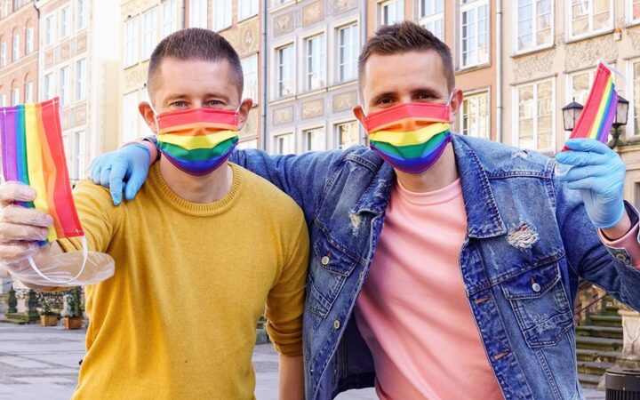 Радужные маски — вклад в борьбу с пандемией и гомофобией в Польше