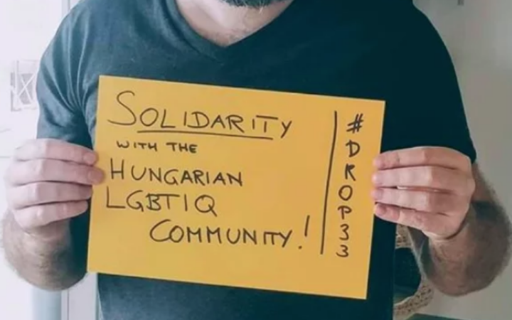 В соцсетях запущен флешмоб против трансфобного закона в Венгрии