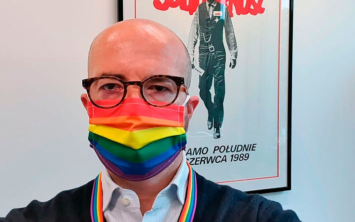 Сотрудники посольства Великобритании в Польше надели радужные маски, чтобы поддержать ЛГБТ