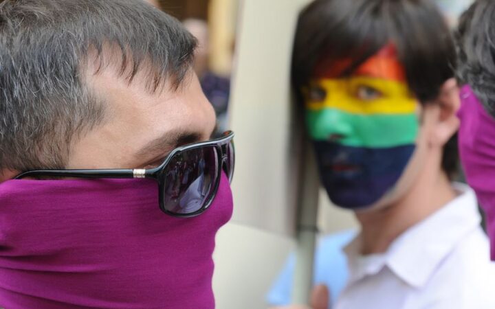 “На улице к тебе могут подойти и ударить”. ЛГБТ в Грузии борются за свои права