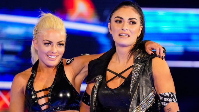 WWE может запустить в скором времени сюжетную линию с лесбиянками
