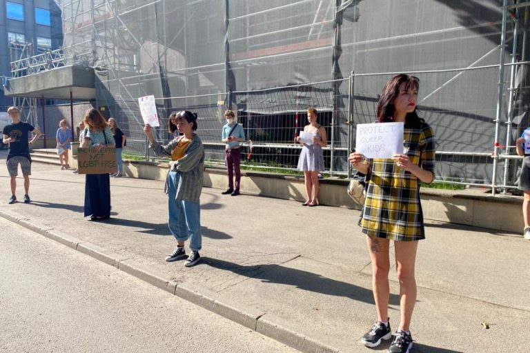 «Нет места дискриминации!» В Риге прошла акция в защиту ЛГБТ