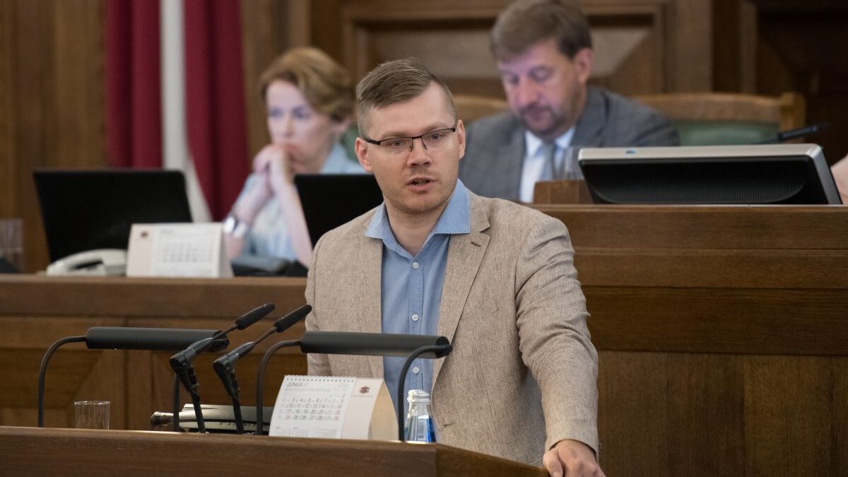 Латвийского депутата Иесалниекса высмеяли за рассуждения об однополых браках и здоровом обществе