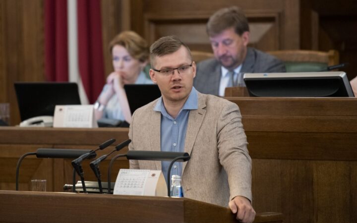 Латвийского депутата Иесалниекса высмеяли за рассуждения об однополых браках и здоровом обществе