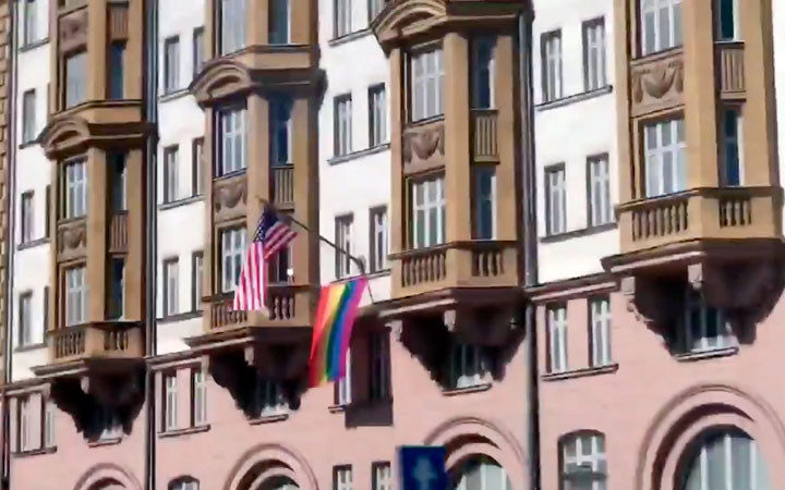 На здании посольства США в Москве вывесили ЛГБТ-флаг