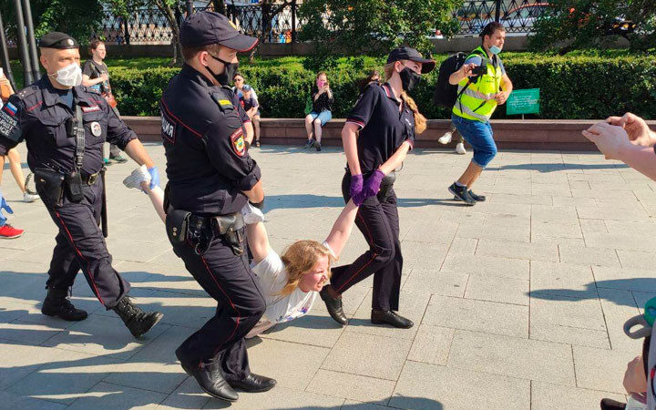 Более 40 человек были задержаны в России на акциях в поддержку феминистки Юлии Цветковой