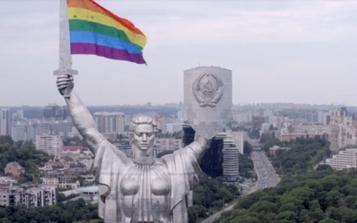 За флаг ЛГБТ над Родиной-матерью Дубинский хочет ввести уголовную ответственность за “пропаганду гомосексуализма”