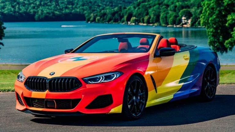 BMW поддержала ЛГБТ сообщество кабриолетом 8 серии в радужной раскраске