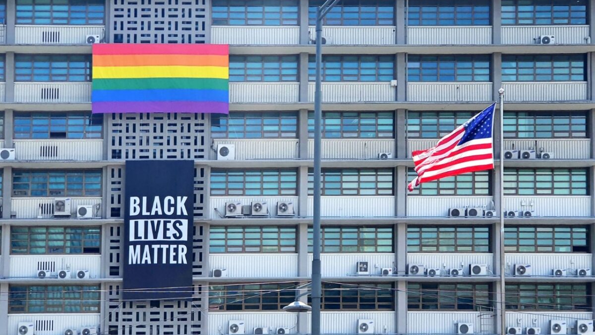 Флаги ЛГБТ и баннер в поддержку BLM сняты с посольства США в Сеуле