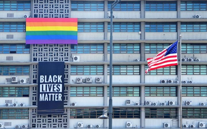 Флаги ЛГБТ и баннер в поддержку BLM сняты с посольства США в Сеуле