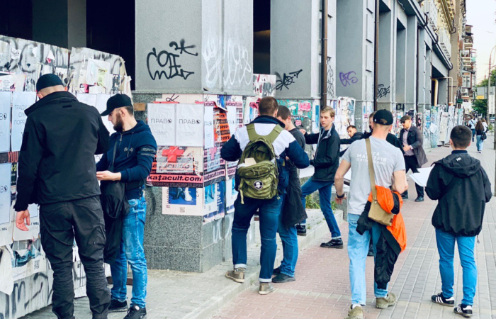 Представители “Традиции и порядка” в Киеве напали на двух девушек, которые отклеивали антигендерные плакаты