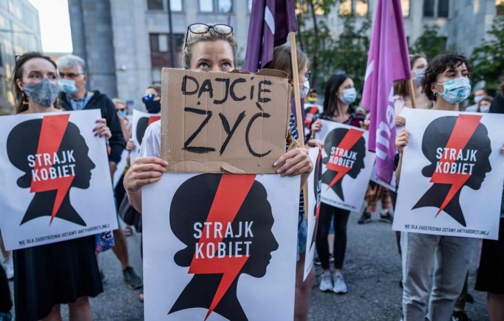 Польша рассматривает возможность выхода из Стамбульской конвенции, одна из причин — уроки о гендере