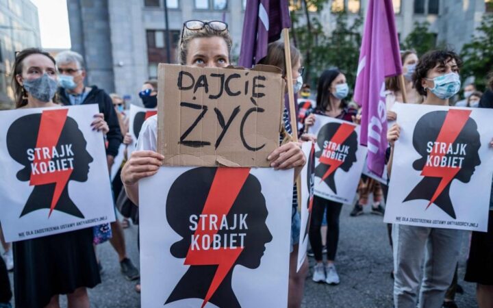 Польша рассматривает возможность выхода из Стамбульской конвенции, одна из причин — уроки о гендере