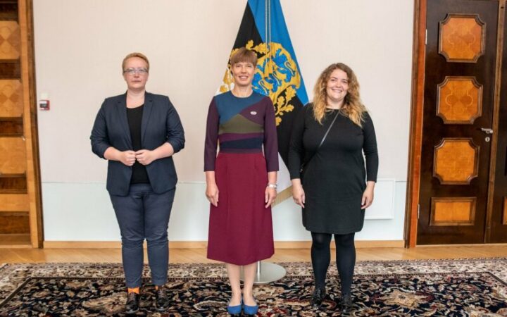 Эстонское объединение ЛГБТ вручило президенту Эстонии свой знак отличия