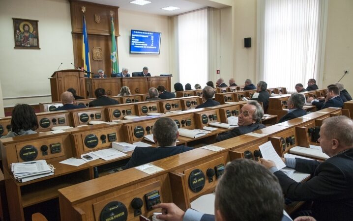 Суд признал подстрекательством к дискриминации призывы Черновицкого облсовета защитить “традиционные ценности”