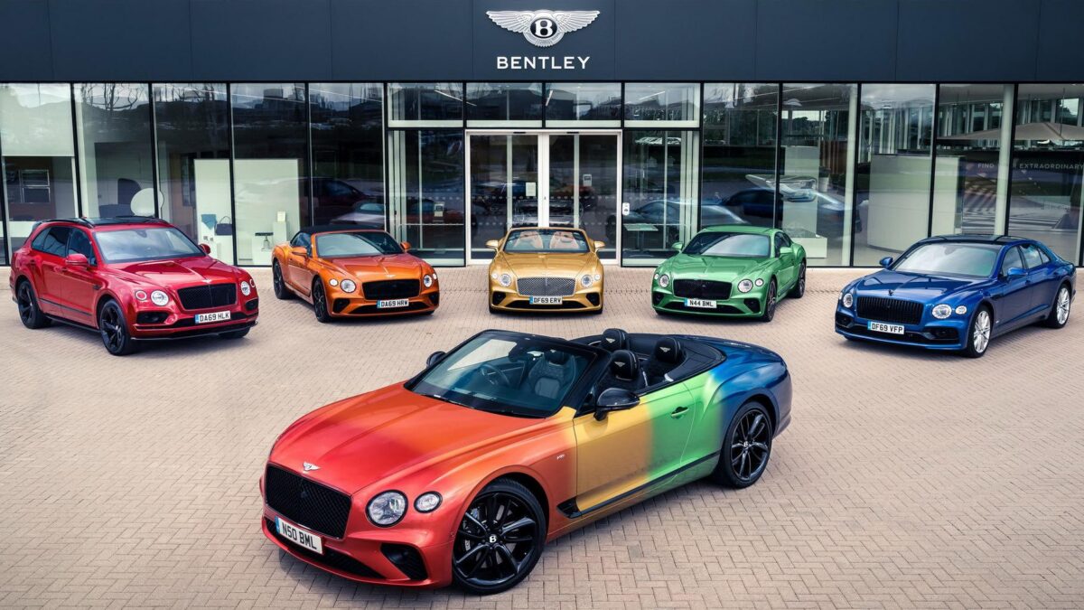 Bentley выпустила «радужный» кабриолет в поддержку ЛГБТ