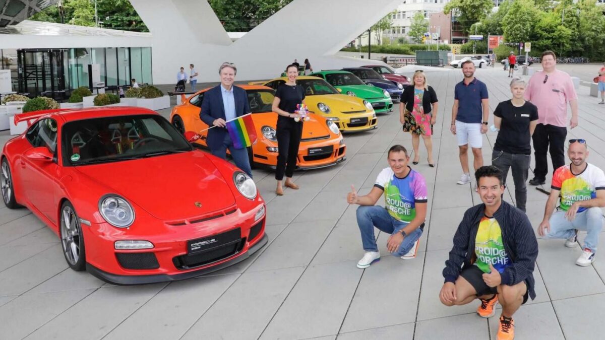 Компания Porsche поддержала ЛГБТ-сообщество цветами радуги для 911