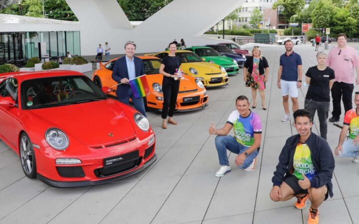 Компания Porsche поддержала ЛГБТ-сообщество цветами радуги для 911