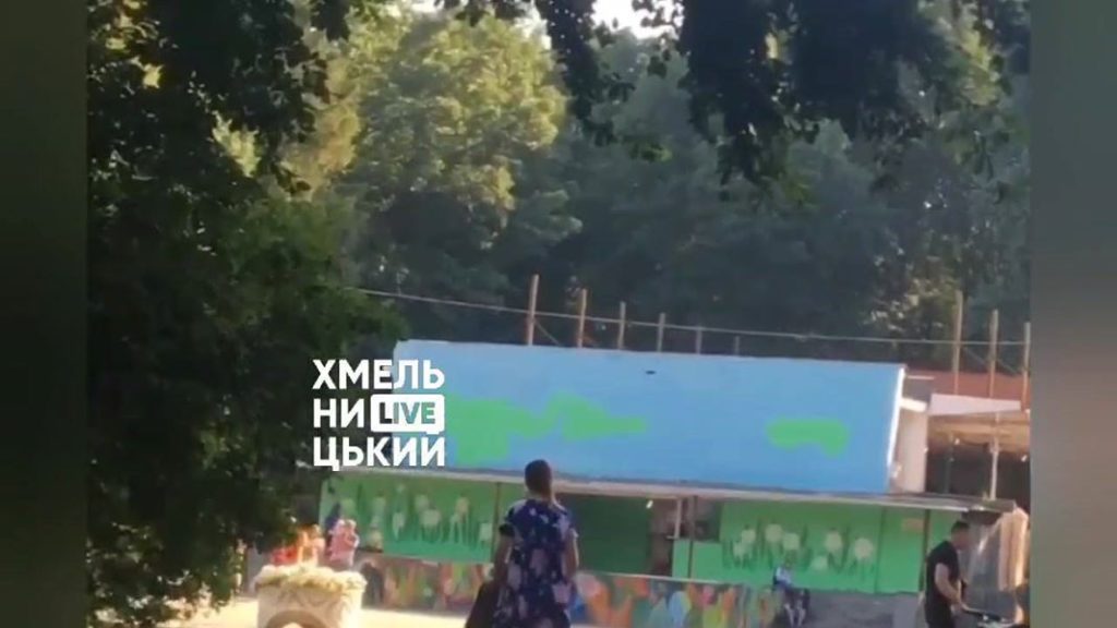В Хмельницком в подростков бросили петарду из-за того, что они поддерживают ЛГБТ