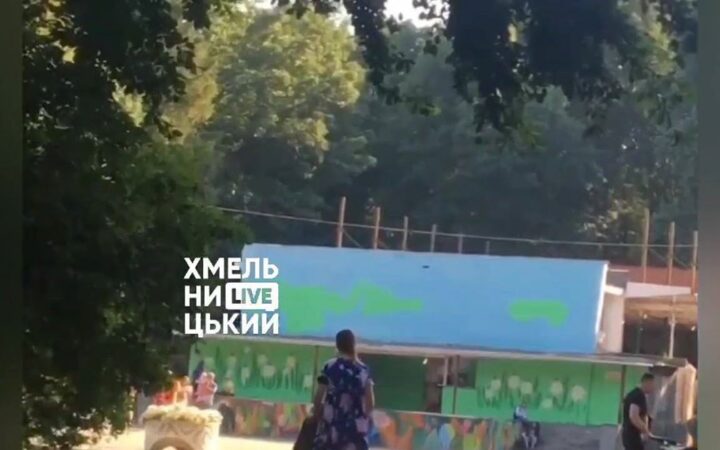 В Хмельницком в подростков бросили петарду из-за того, что они поддерживают ЛГБТ