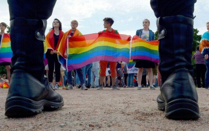 Запретить порно, “пропаганду” ЛГБТ и усложнить развод: как “слуги народа” видят защиту украинской семьи