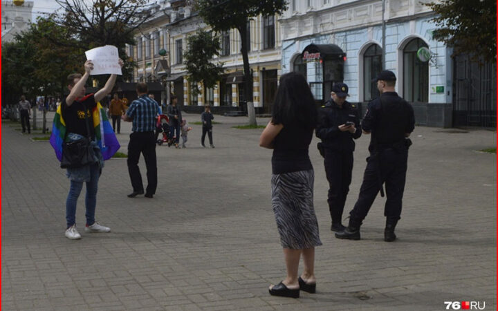 “Полицейские защищали собой”: в центре Ярославля вэдэвэшники толпой набросились на ЛГБТ-активиста