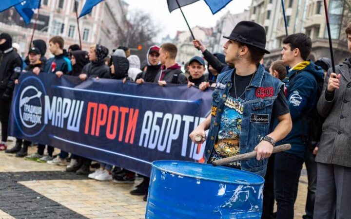 Суд по традициям и порядкам. Черновицкий облсовет борется за «институт семьи» — подстрекает к дискриминации, но не замечает этого